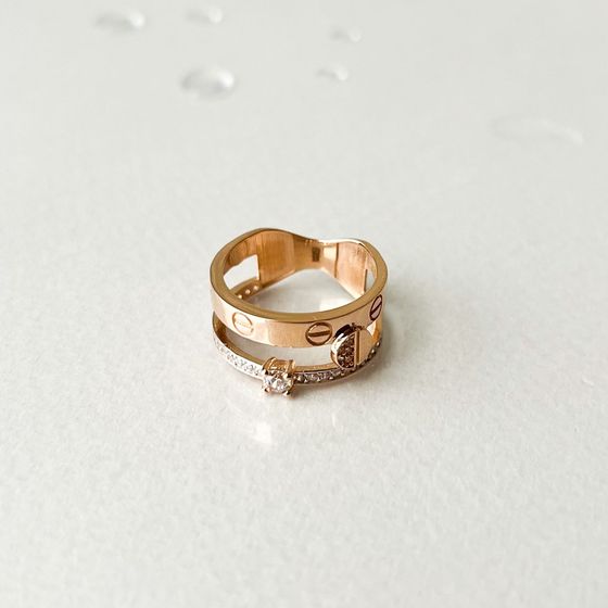 Gold ring with 0.55ct phianites