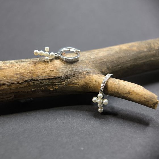 Silver earrings with pearls, fianites