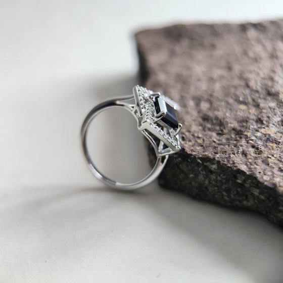 Silver ring with 1.755ct sapphire, cubic zirconia