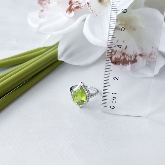 Silver ring with chrysolite 4.159ct, phianites