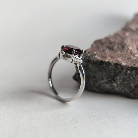 Silver ring with garnet nano