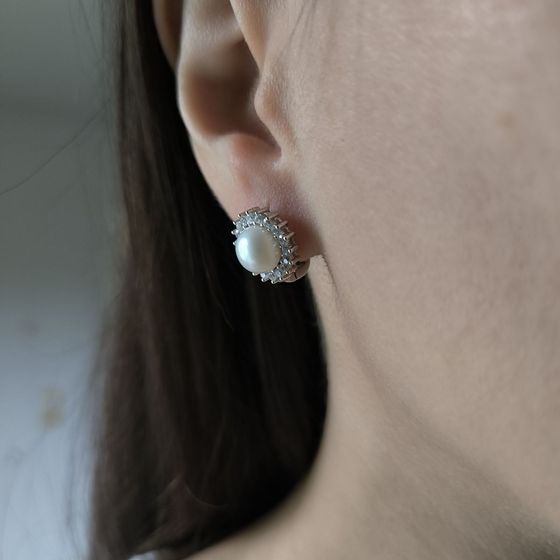 Silver earrings with pearls