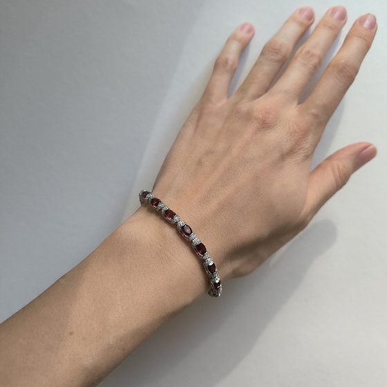 Silver bracelet with garnet 12.077ct