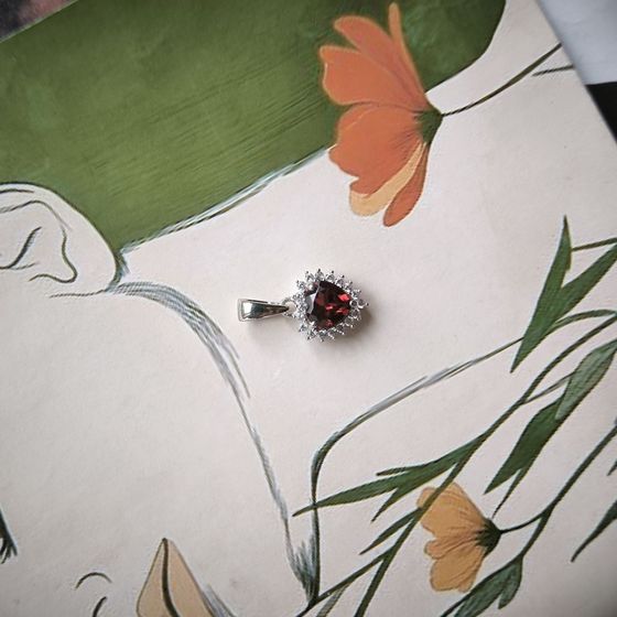 Silver pendant with a 1.144-carat garnet