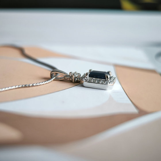 Silver pendant with 5.58ct sapphire, cubic zirconia