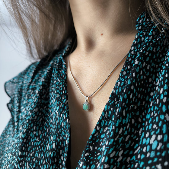 Silver pendant with 0.666ct emerald