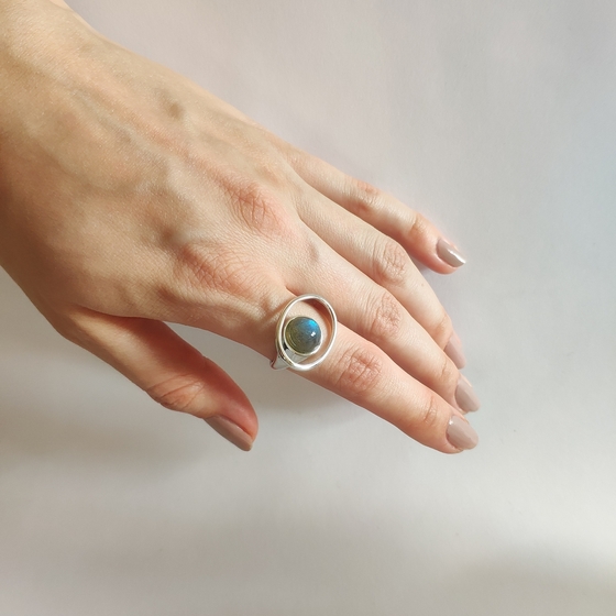 Silver ring with 2.825ct