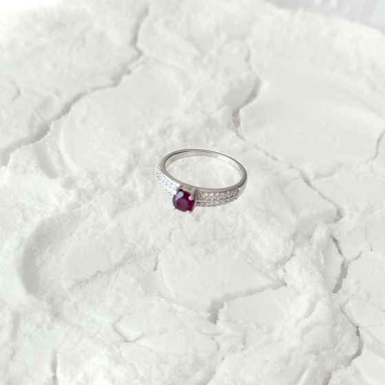 Срібна каблучка з рубіном 0.932ct, фіанітами