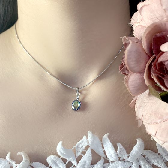 Silver pendant with a 4.507-carat mystic topaz