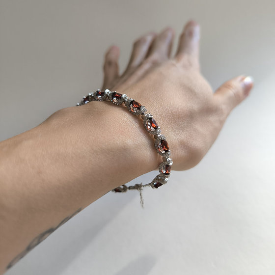Silver bracelet with garnet 12.077ct
