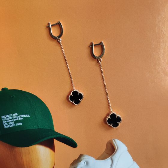 Gold earrings with onyx