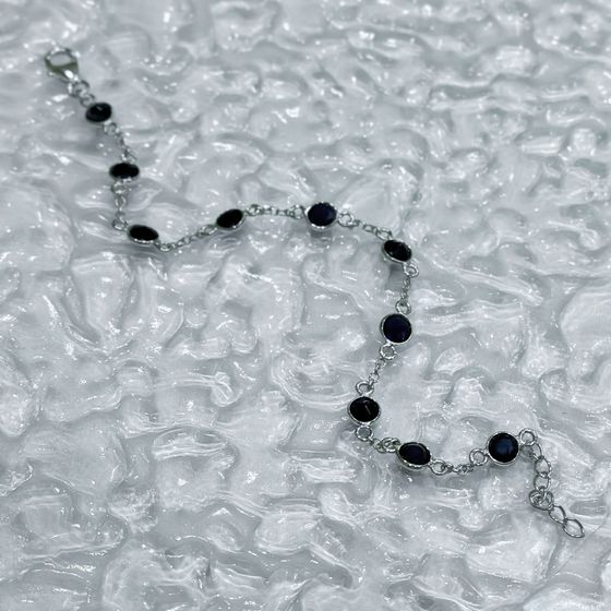 Silver bracelet with a 6.756-carat sapphire