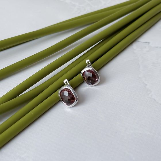 Silver earrings with 5.832 carats of sultanite