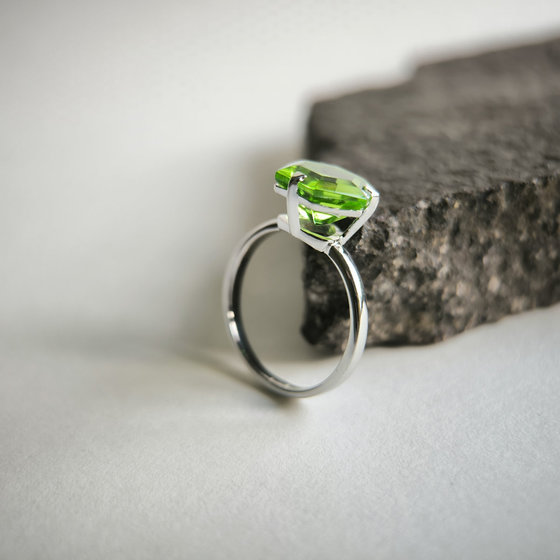 Серебряное кольцо с хризолітом 3.587ct