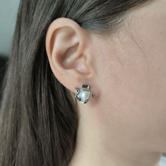 Silver earrings with pearls