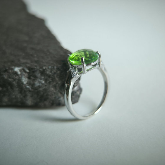 Silver ring with a 3.397-carat chrysolite and cubic zirconia