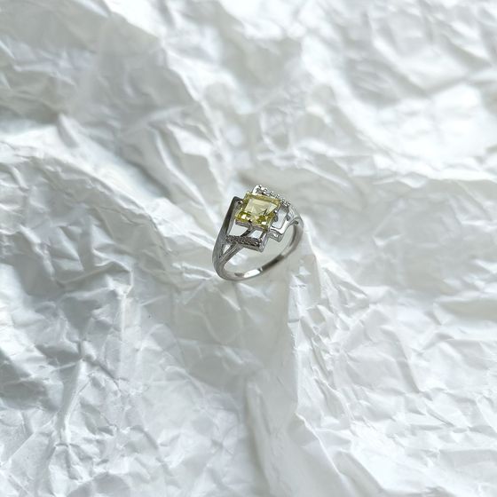 Срібна каблучка із зеленим кварцом 1.863ct, фіанітами
