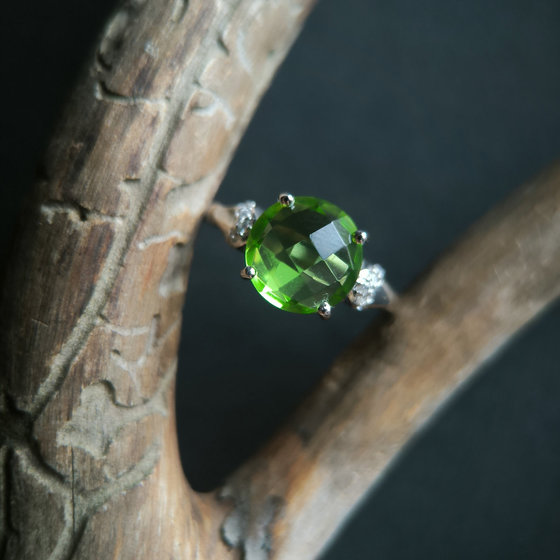Silver ring with a 3.397-carat chrysolite and cubic zirconia