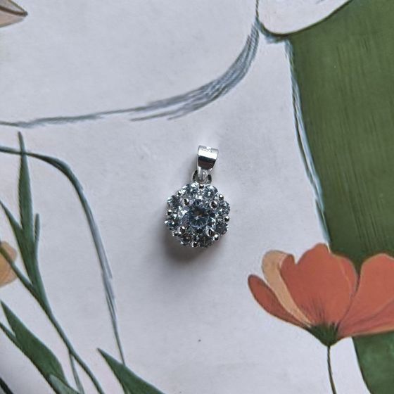 Silver pendant with phianites