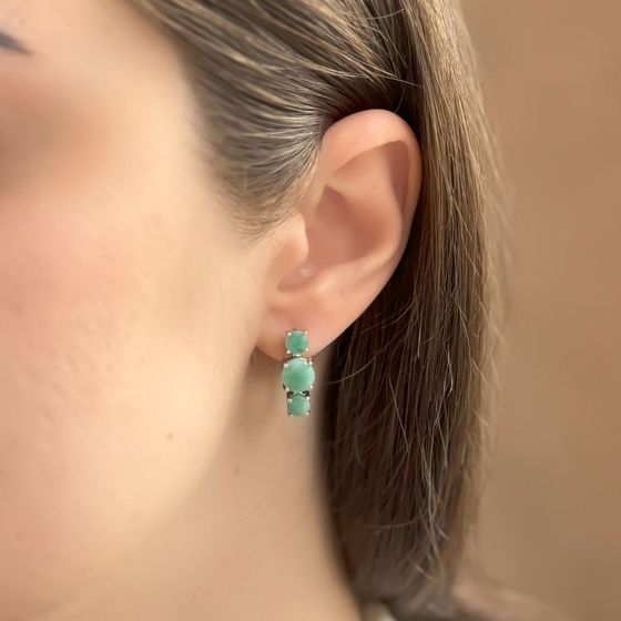 Silver earrings with a 4.557-carat emerald