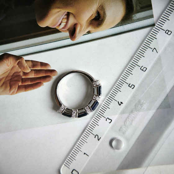 Silver ring with a 2.467ct sapphire and cubic zirconia stones