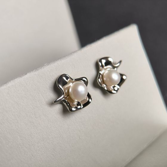 Silver earrings with pearls