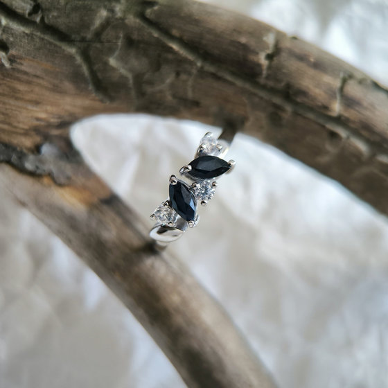 Серебряное кольцо с сапфиром, фианитами