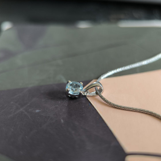 Silver pendant with a 0.54-carat topaz