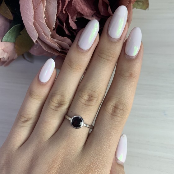 Серебряное кольцо с гранатом