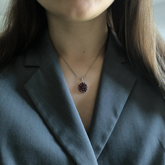 Silver pendant with a 4.007 ct nano garnet