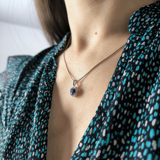 Silver pendant with 1.356ct sapphire, cubic zirconia