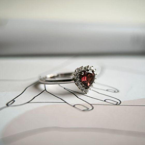 Silver ring with a 1.122-carat garnet
