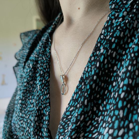 Silver necklace with mother-of-pearl