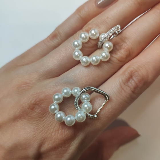 Silver earrings with pearls