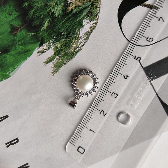 Silver pendant with pearls and cubic zirconia