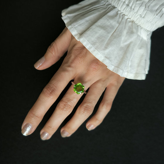 Серебряное кольцо с хризолітом 3.587ct
