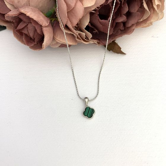 Silver pendant with malachite