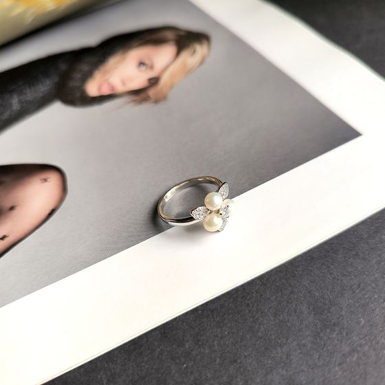 Silver ring with pearls and cubic zirconia