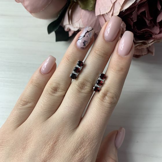 Silver earrings with garnet