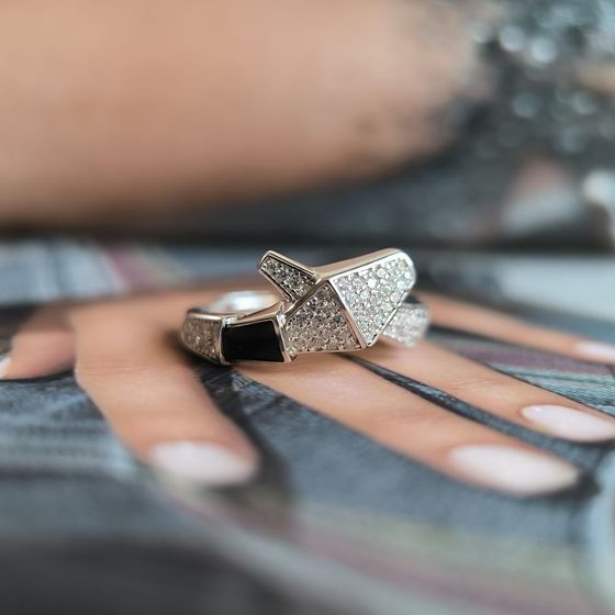 Срібна каблучка з фіанітами, емаллю