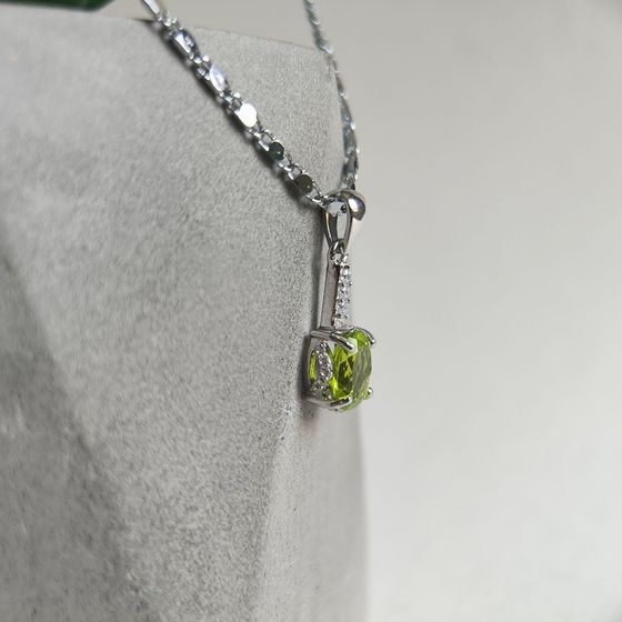 Silver pendant with a 1.755-carat chrysolite