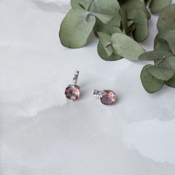 Silver earrings with 5.671 ct of sultanite