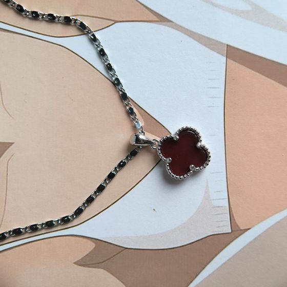 Silver pendant with agate