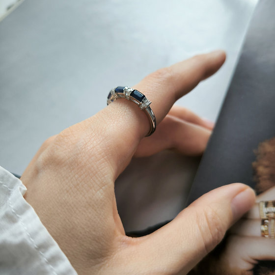 Silver ring with a 2.467ct sapphire and cubic zirconia stones