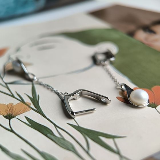 Silver earrings with pearls