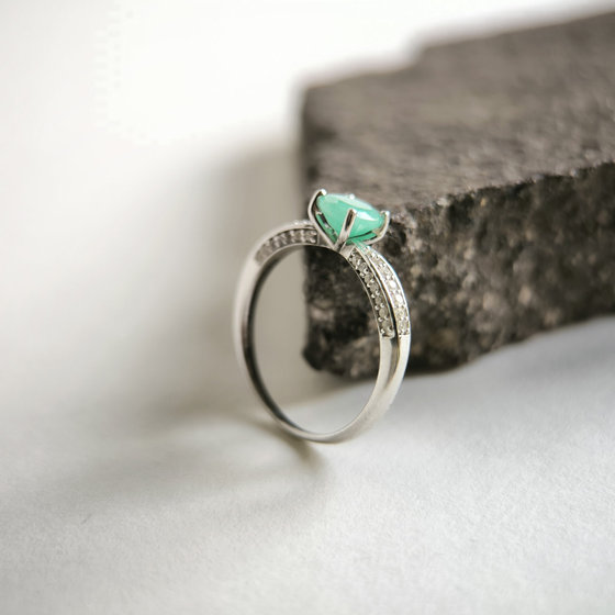 Silver ring with a 1.156-carat emerald