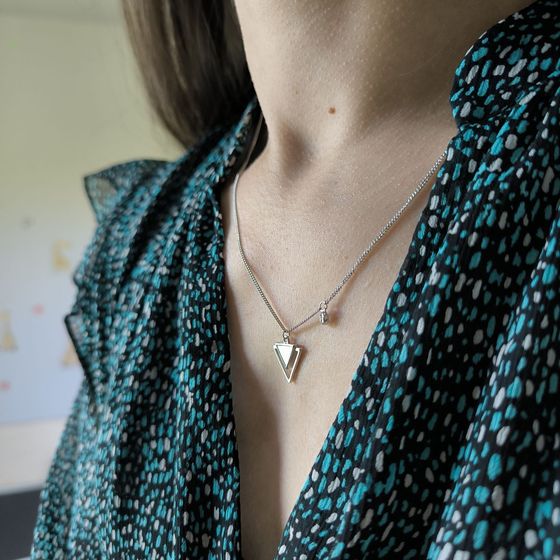 Silver necklace with mother-of-pearl