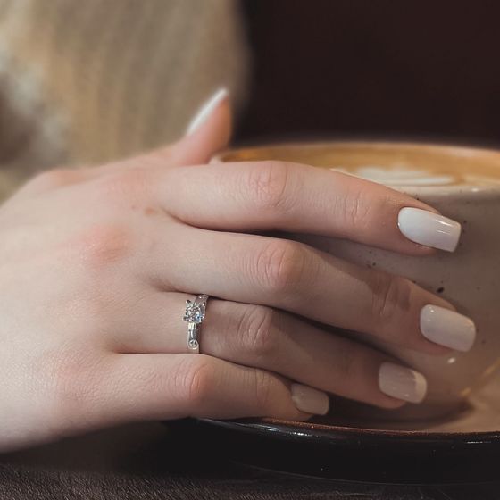Gold ring with 0.2ct phianites
