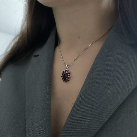 Silver pendant with a 4.007 ct nano garnet