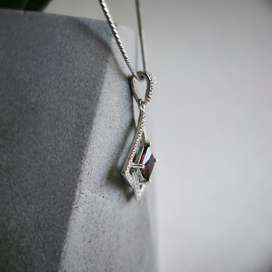 Серебряная подвеска с гранатом 1.701ct